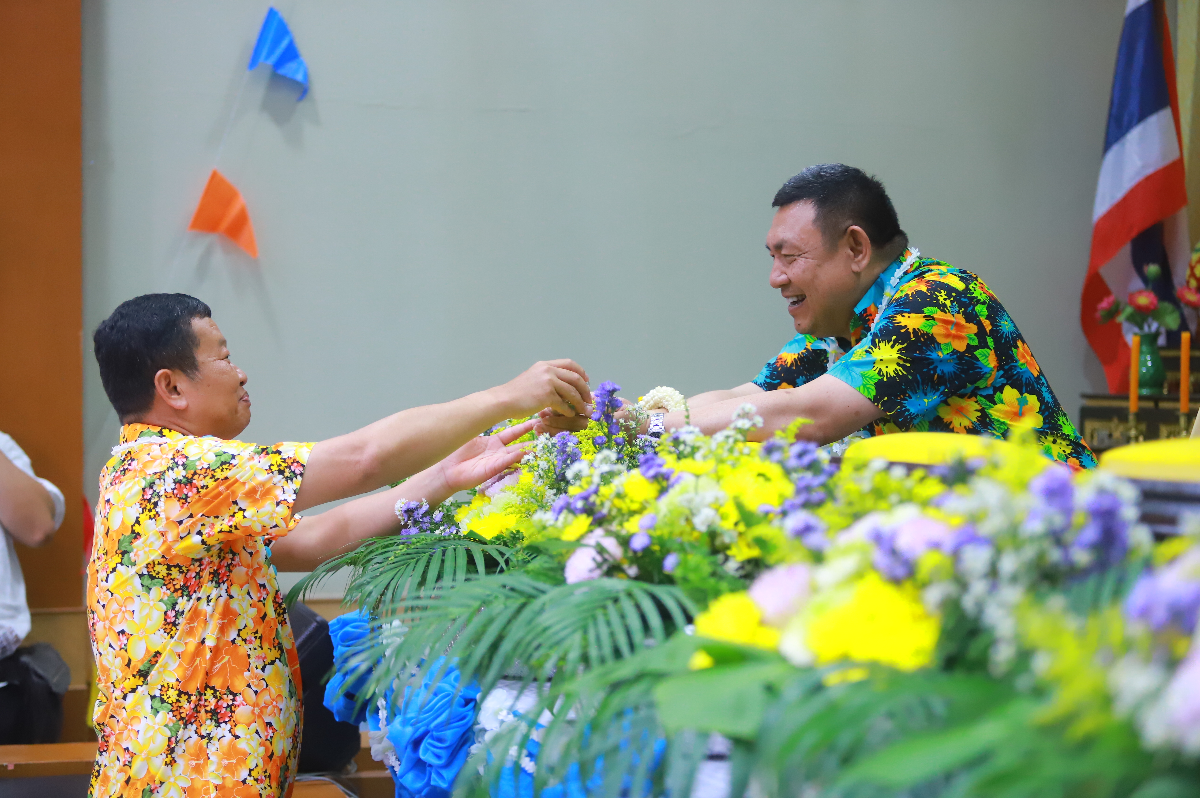 title - ชุ่มฉ่ำ! ชาว ส.ป.ก. ร่วมสรงน้ำพระพุทธรูป และรดน้ำขอพรผู้บริหาร เนื่องในประเพณีวันสงกรานต์ ประจำปี 2569 บรรยากาศเต็มไปด้วยความชื่นมื่นชุ่มฉ่ำ